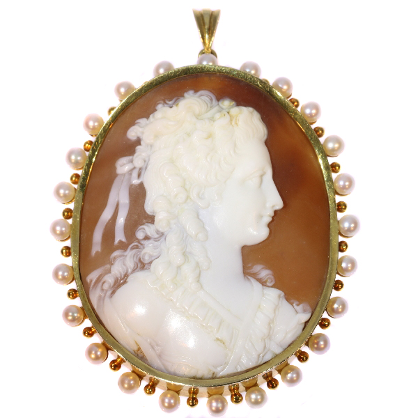 Large Vintage high quality carving cameo in gold mounting embelished with pearls